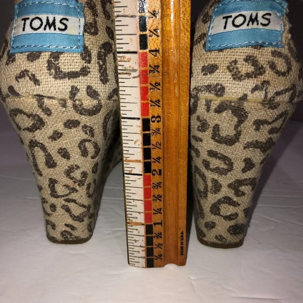 Toms Womens Size 7.5 Beige Leopard Print Peep Toe Slip On High Wedge Sandals
